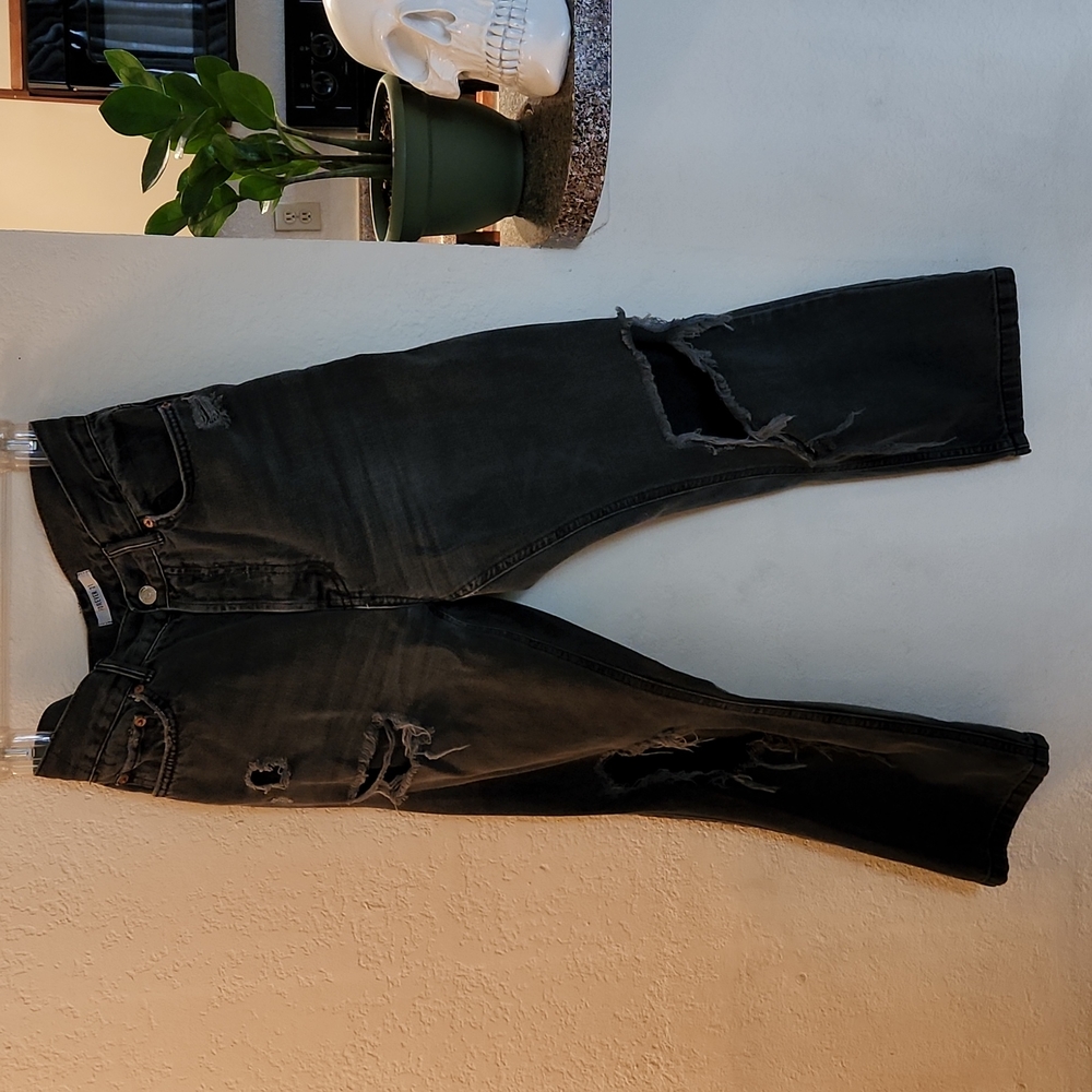 Distressed cropped denim.